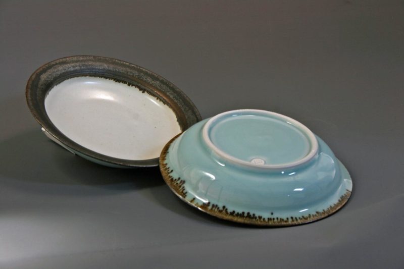 2 small celadon and white dishes with bronzed rims